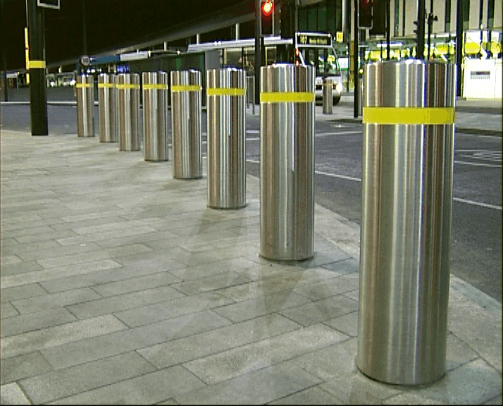 Automatic bollard