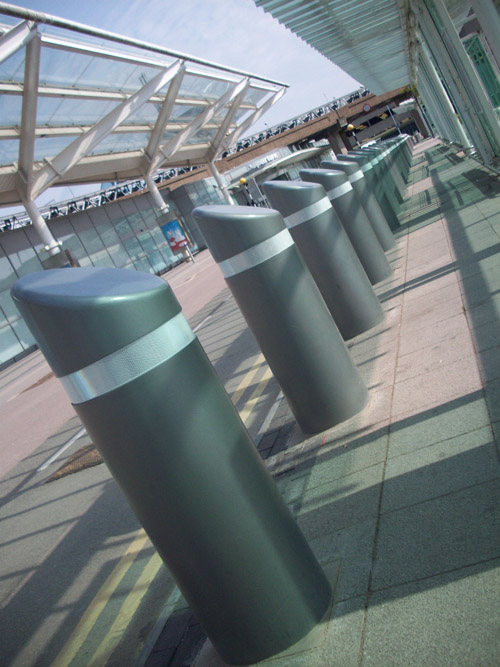 Automatic bollard